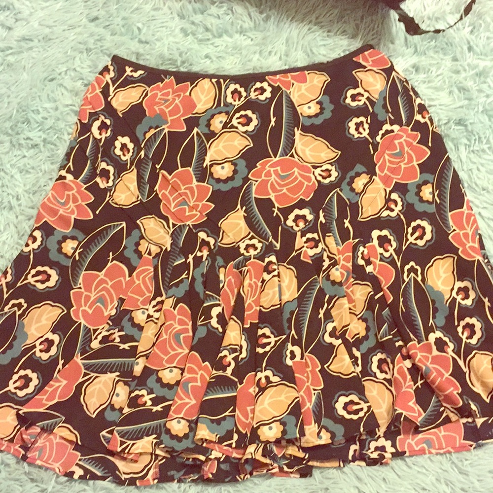 This is an 100% Polyester Ann Taylor LOFT skirt.